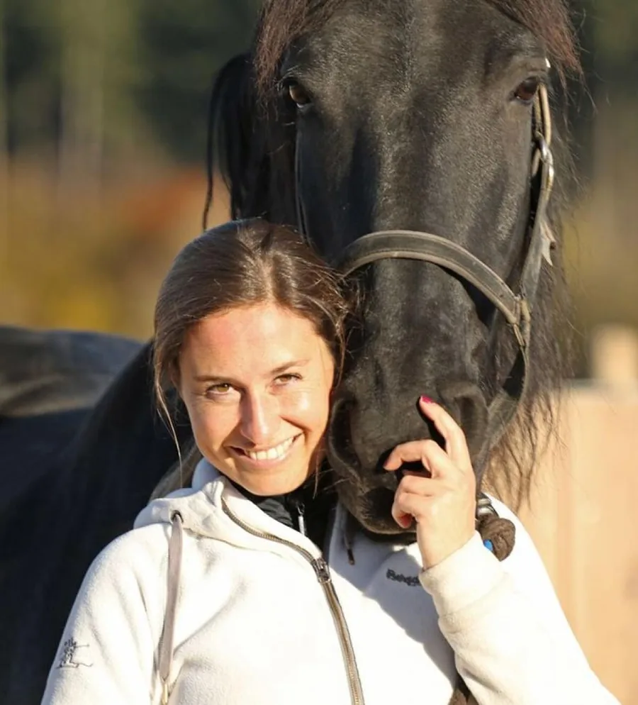 Dr. Sandra Löckener mit einem Pferd